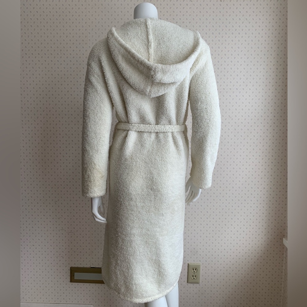 Barefoot Dreams Cream Hooded Plush Robe with Belt - Picture 4 of 9